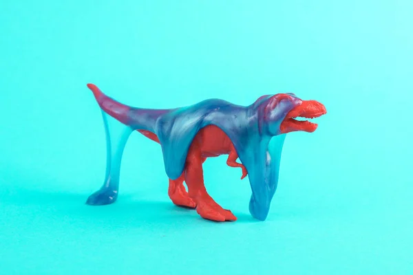 Dinossauro Brinquedo Tyrannosaurus Rex Com Lodo Fundo Turquesa Layout Criativo — Fotografia de Stock