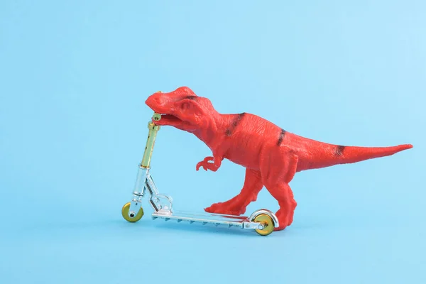 Brinquedo Vermelho Dinossauro Tyrannosaurus Rex Passeio Scooter Fundo Turquesa Layout — Fotografia de Stock