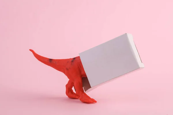 Brinquedo Dois Dinossauros Tyrannosaurus Rex Com Caixa Sobre Fundo Rosa — Fotografia de Stock