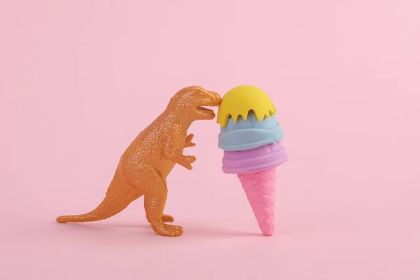 Brinquedo Dinossauro Tyrannosaurus Rex Com Sorvete Fundo Rosa Layout Criativo — Fotografia de Stock