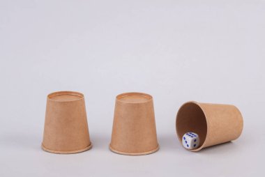 Bardaklarla kumar oynamak. Kupanın altındaki zar.