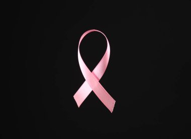 Siyah zemin üzerinde izole edilmiş pembe göğüs kanseri farkındalık kurdelesi