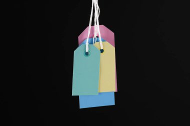 İplerde asılı bir sürü fiyat etiketi, izole edilmiş siyah arkaplan