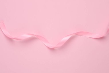 Pembe arka planda pembe saten kurdele. Tatil tasarımı için arkaplan