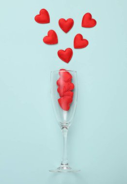 Mavi arka planda bir sürü kırmızı kalpli cam. Aşk, romantik konsept, Sevgililer Günü