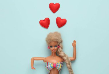 ODESSA, UKRAINE - 28 HAZİRAN 2022: Mavi arka planda kalbi olan Barbie bebek