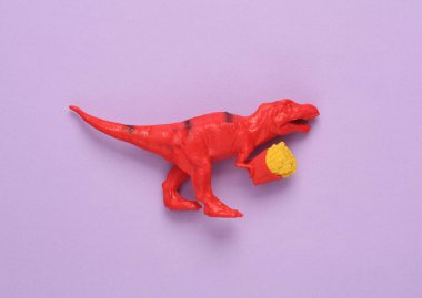 Arka planda patates kızartması olan Tyrannosaurus rex. Yaratıcı düzen. Fast food