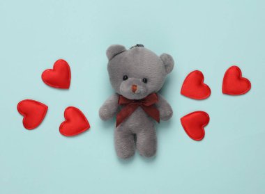 Mavi arka planda kalpleri olan oyuncak ayı. Aşk, Sevgililer Günü konsepti