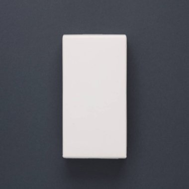 Gri arkaplanda beyaz kutu modeli
