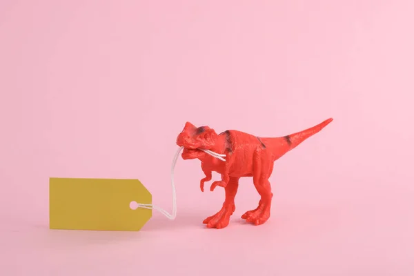 Brinquedo Vermelho Dinossauro Tyrannosaurus Rex Com Preço Fundo Rosa Layout — Fotografia de Stock