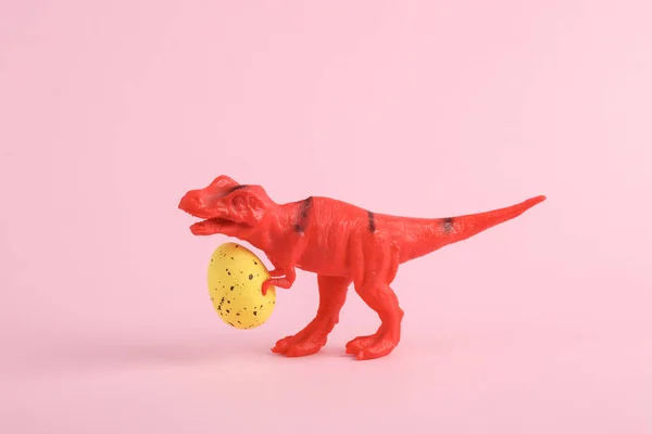Brinquedo Dinossauro Tyrannosaurus Rex Com Ovo Páscoa Colorido Fundo Rosa — Fotografia de Stock