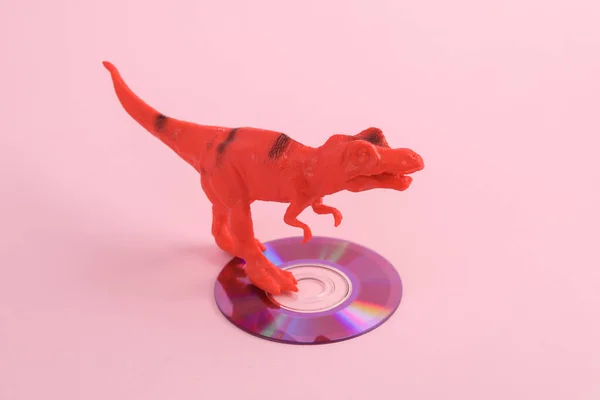 Toy Dinossauro Tyrannosaurus Rex Com Disco Fundo Rosa Layout Criativo — Fotografia de Stock