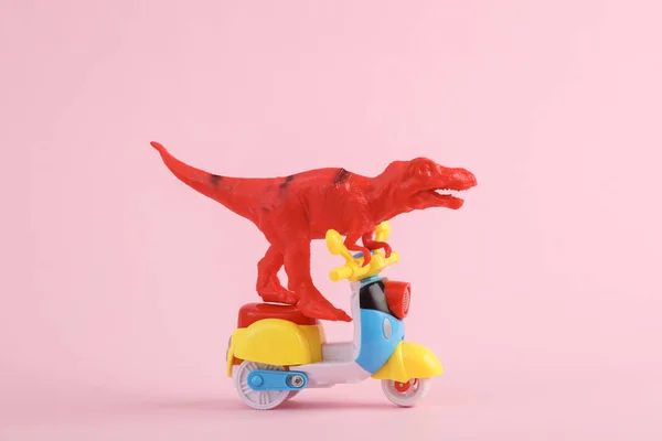 Brinquedo Vermelho Dinossauro Tyrannosaurus Rex Passeio Scooter Fundo Rosa Layout — Fotografia de Stock