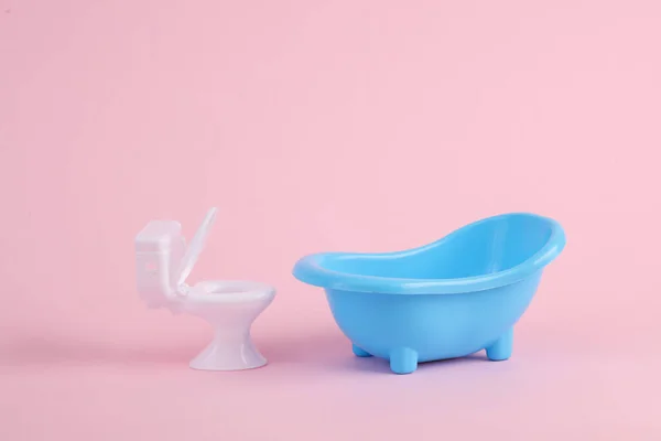 Spielzeugbadewanne Mit Toilette Für Puppenhaus Auf Rosa Hintergrund — Stockfoto