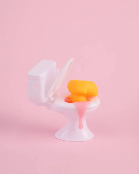 Minimales Layout Gummiente Der Toilette Auf Rosa Hintergrund — Stockfoto