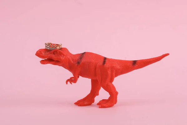 Zabawka Dinozaur Tyranozaur Rex Koroną Różowym Tle Minimalizm Twórczy Układ — Zdjęcie stockowe