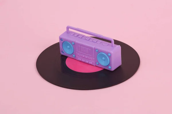 Plastic Miniatuur Boombox Audio Speler Vinyl Plaat Roze Achtergrond — Stockfoto