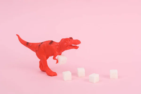 Dinossauro Brinquedo Tyrannosaurus Rex Com Cubos Açúcar Fundo Rosa Layout — Fotografia de Stock