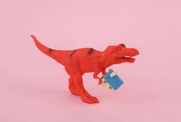 Brinquedo Dinossauro Tyrannosaurus Rex Segurando Casa Fundo Rosa Layout Criativo — Fotografia de Stock