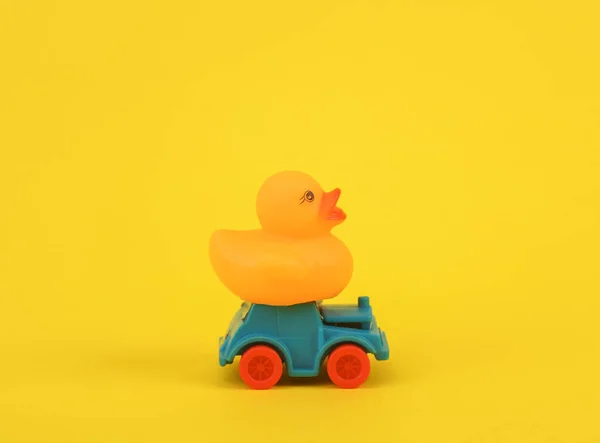 黄色底座上有橡胶小鸭的玩具车 — 图库照片