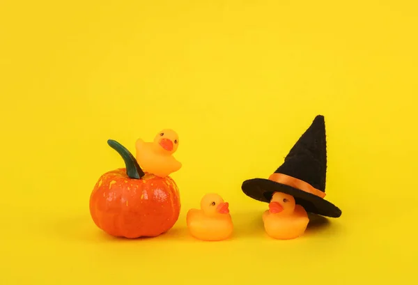 Gummi Ankor Häxa Hatt Med Pumpa Rosa Bakgrund Halloween Konceptet — Stockfoto