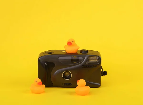Kamera Retro Gumowymi Kaczkami Żółtym Tle Koncepcja Podróży — Zdjęcie stockowe