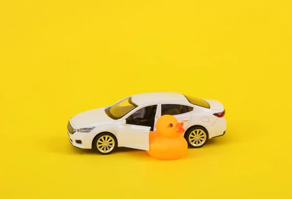 Sarı Arka Planda Arabası Olan Plastik Ördek Sürücü Kavramı — Stok fotoğraf
