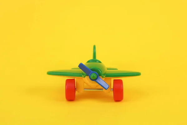 Avião Brinquedo Com Hélice Fundo Amarelo — Fotografia de Stock