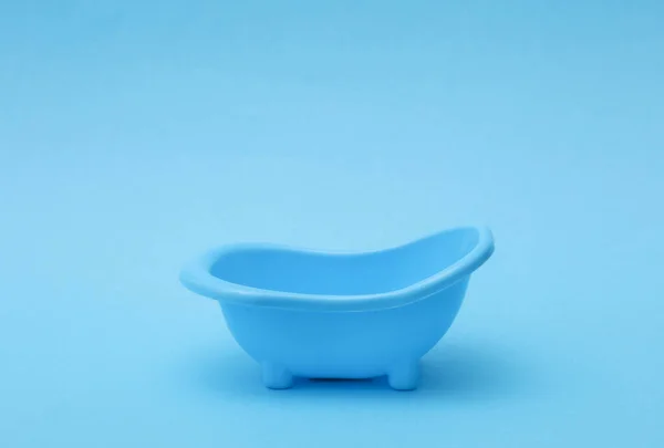 Banho Plástico Miniatura Sobre Fundo Azul — Fotografia de Stock