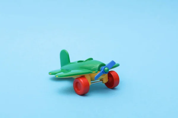 Avião Brinquedo Com Hélice Fundo Azul — Fotografia de Stock