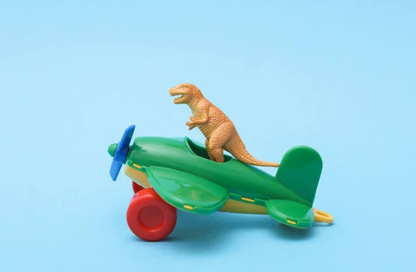 Dinosaurio Avión Juguete Sobre Fondo Azul — Foto de Stock