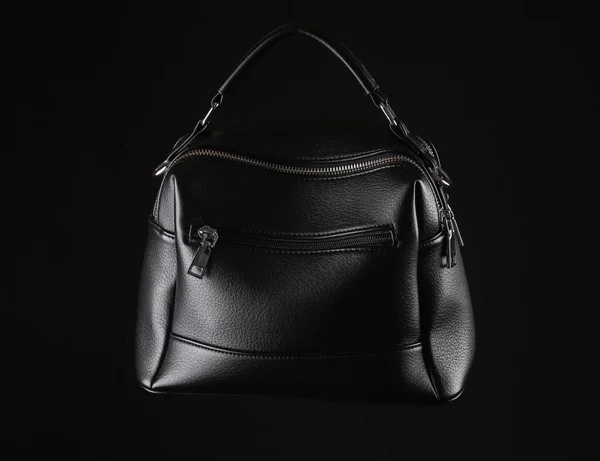Schwarze Luxus Handtasche Aus Leder Isoliert Auf Schwarzem Hintergrund — Stockfoto