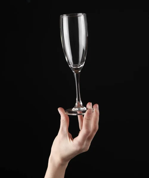Γυναικείο Χέρι Που Κρατάει Ένα Άδειο Ποτήρι Σαμπάνια Μαύρο Φόντο — Φωτογραφία Αρχείου