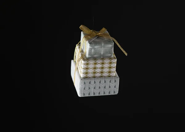 Στοίβα Από Κουτιά Δώρων Που Απομονώνονται Μαύρο Φόντο — Φωτογραφία Αρχείου