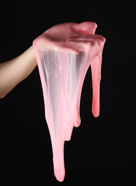 Жіноча Рука Тримає Рожевий Слиз Ізольовано Чорному Тлі — стокове фото
