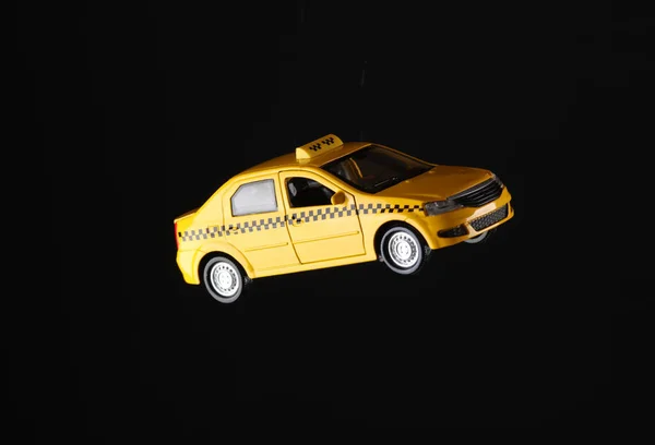 Carro Táxi Amarelo Miniatura Isolado Fundo Preto — Fotografia de Stock