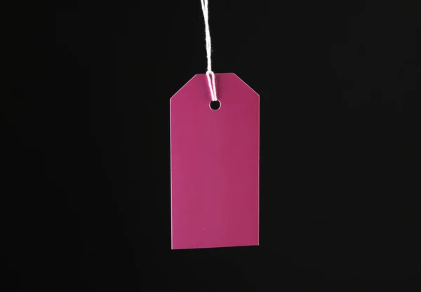 Etiqueta Preço Rosa Pendurada Cordas Isoladas Fundo Preto — Fotografia de Stock