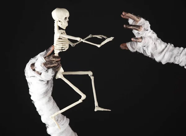 Mami Mano Sosteniendo Esqueleto Aislado Sobre Fondo Negro Concepto Halloween — Foto de Stock