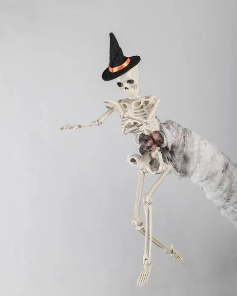 Mummie Hand Met Skelet Met Heksenhoed Geïsoleerd Zwarte Achtergrond Halloween — Stockfoto