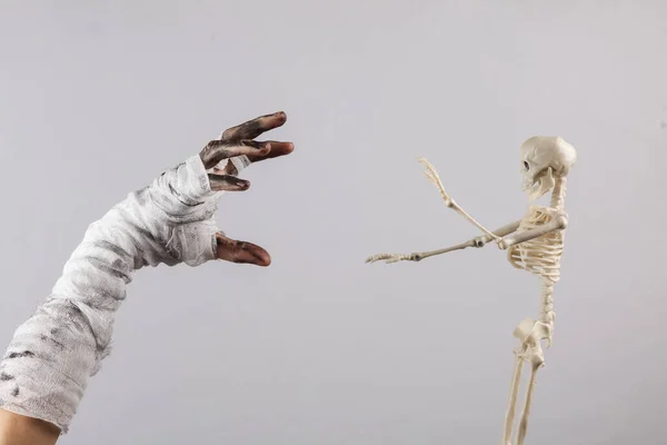 Mama Hand Gewikkeld Een Verband Met Skelet Geïsoleerd Grijze Achtergrond — Stockfoto