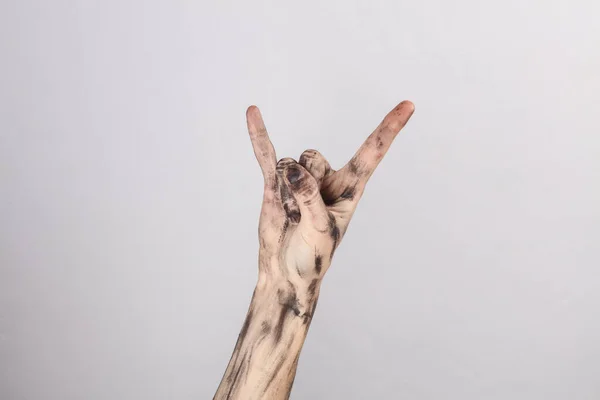 Ręka Czarnej Farbie Lub Sadzy Pokazują Symbol Rocka Szarym Tle — Zdjęcie stockowe