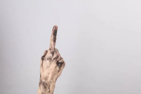 Χέρι Μαύρο Χρώμα Αιθάλη Σημείο Δάχτυλο Επάνω Ένα Γκρι Φόντο — Φωτογραφία Αρχείου