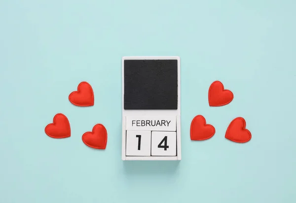 Fevereiro Calendário Madeira Com Corações Fundo Azul Dia Dos Namorados — Fotografia de Stock