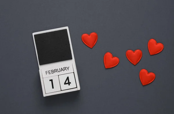 Februari Houten Kalender Met Hartjes Een Grijze Achtergrond Valentijnsdag — Stockfoto