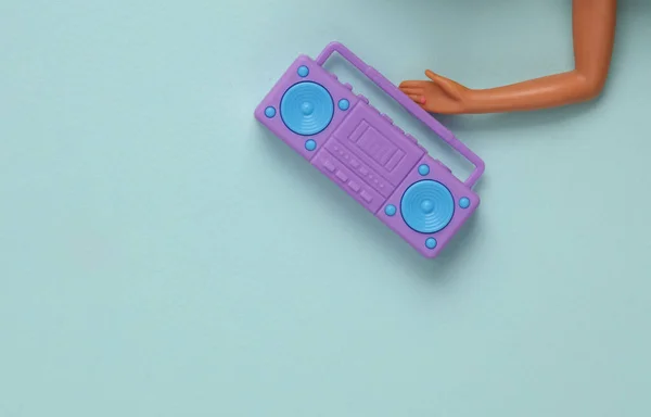 Main Poupée Tient Magnétophone Sur Fond Bleu Fête Concept Musical — Photo