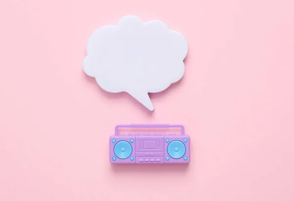 Poppenboombox Recorder Met Spraakwolk Een Roze Achtergrond Muziekconcept — Stockfoto