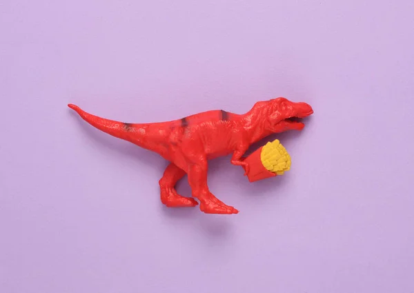 Tiranossauro Rex Com Batatas Fritas Fundo Roxo Layout Criativo Fast — Fotografia de Stock
