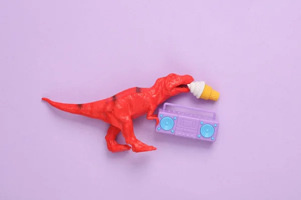 霸王龙雷克斯 背景是紫色的盒式录音机和冰淇淋 富有创意的夏季布局 — 图库照片