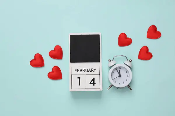 Φεβρουαρίου Ξύλινο Ημερολόγιο Ξυπνητήρι Και Καρδιές Μπλε Φόντο Ημέρα Του — Φωτογραφία Αρχείου
