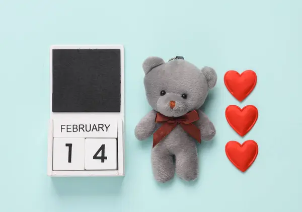 Φεβρουαρίου Ξύλινο Ημερολόγιο Αρκουδάκι Και Καρδιές Μπλε Φόντο Ημέρα Του — Φωτογραφία Αρχείου